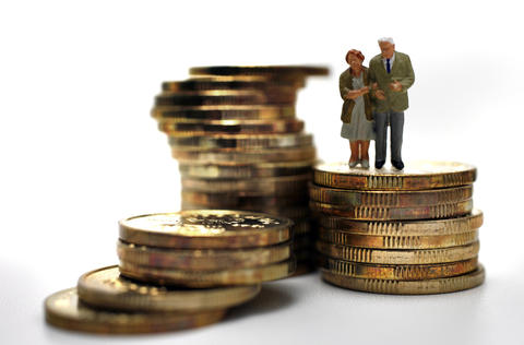 Viser miniatyrbilde av et eldre par som står oppå en stabel med mynter