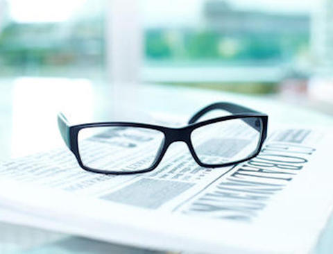 Bilde av briller og avis