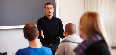 Mannlig lærer foran elever