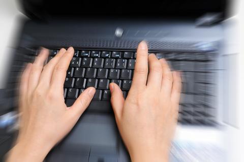 Hender som skriv på eit tastatur.