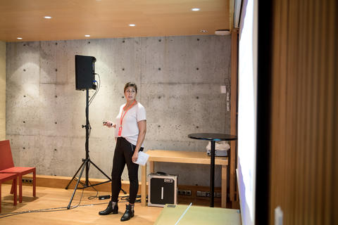 Blant foredragshaldarane var Camilla Ahamath som snakka om universitetsbibliotekets arbeid med #plasthvalen og #vikingskatten.