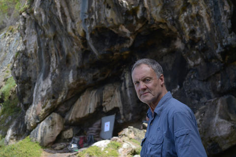 Professor Henschilwood utenfor Blombos cave