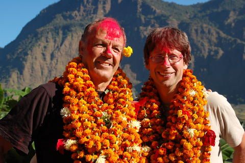 Frode Storaas og Nils Anfinset i feiring etter opptak av filmen Tama Gaun - the Copper Village i den nepalske landsbyen Okharbot