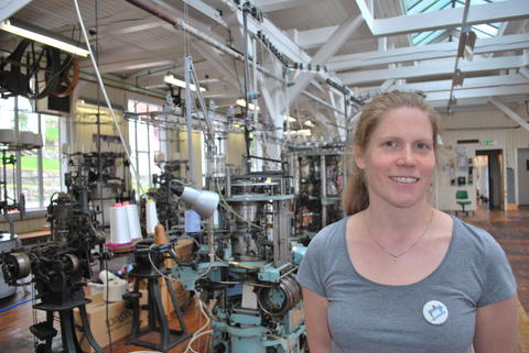 Ingrid Haugrønning jobber som formidlingskoordinator ved Norsk Trikotasjemuseum i Salhus.