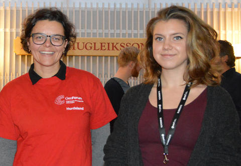 Forrige GIS-ambassadør Helene Konstantine Dunlop (t.h.) sammen med Gidske L. Andersen, GIS-ansvarlig på Institutt for geografi, på fjordårets arrangement på den internasjonale GIS-dagen.