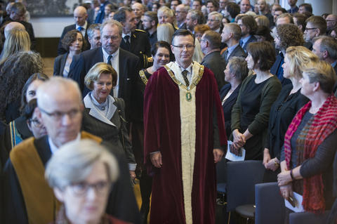 H. M. Dronning Sonja og rektor Dag Rune Olsen. 
