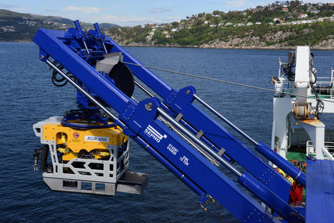 ROV fires ned i fjorden fra forskningsfartøy