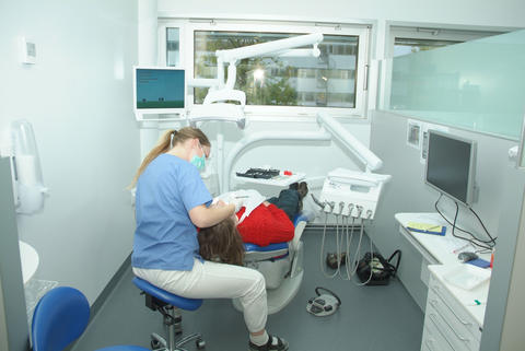 Bildet viser to studenter som arbeider med en pasient