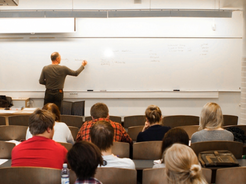 Mann underviser på whiteboard