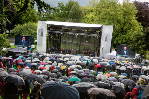 Studenter med paraplyer foran scenen i Nygårdsparken