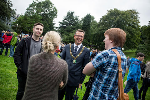 Rector Dag Rune Olsen chatting with new students at the University of Bergen in Nygårdsparken on 12 August 2014 for the official start of the academic year 2014/2015.