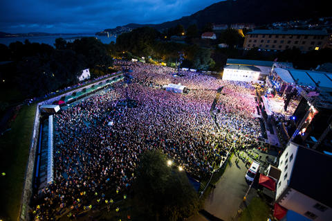 An overview of the concert location Koengen in Bergen full of people