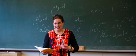 Førsteamanuensis Ludmila Ivanova Torlakova underviser arabiskstudentene.