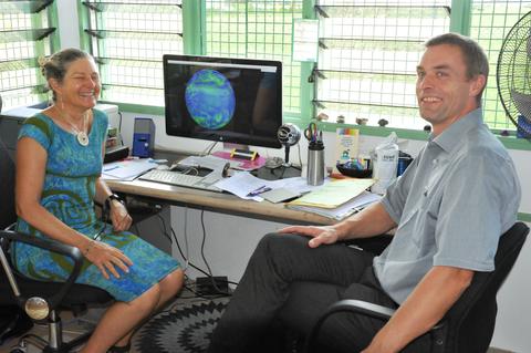 Klimaforskerne Elisabeth Holland og Tore Furevik på Fiji i november 2016.