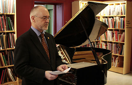 Sigmund Grønmo ved åpningen av Griegsenteret