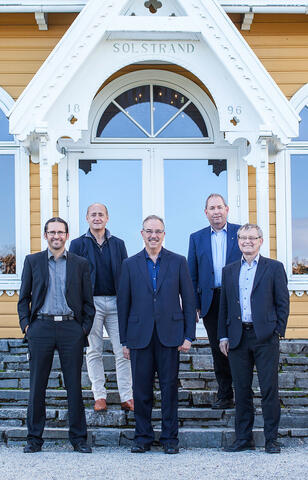 Group photo of Ate Van der Zee, Carl-Henrik Heldin, Bruce Zetter, Lars A.Akslen and Geir Olav Løken.