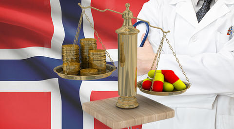 Collage av det norske flagg, en lege og en vektskål med penger i den ene skålen og medisiner i den andre.