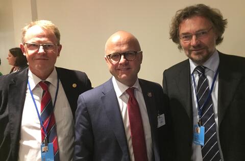 Fra venstre: marin direktør på Universitetet i Bergen Amund Måge, klimaminister Vidar Helgesen og antropolog Edvard Hviding under FNs havkonferanse i New York i juni 2017.