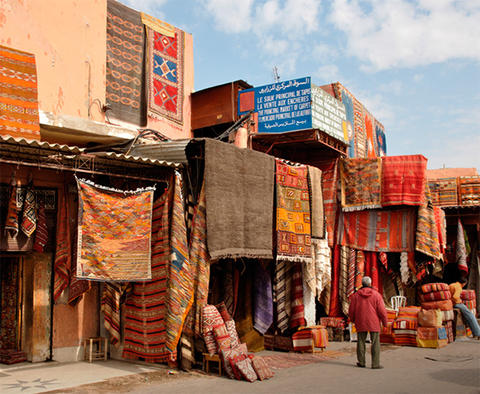 Bilde av marked med orientalske tepper i sandfarger