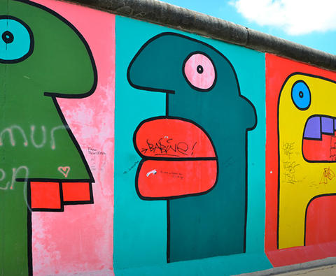 Nærbilde av grafikk fra Berlinmuren