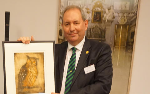 Lars A. Akslen receiving the token of the award, a painting.