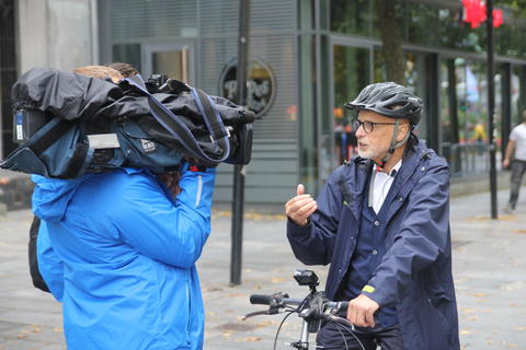 Kenneth Hugdahl forklarer den umulige sykkelen for TV2 under sykkel-VM