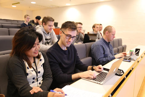 Masterstudentene Jay Poltakova og Aleksander Nygård Tonheim på forelesning i informasjonsvitenskap. 