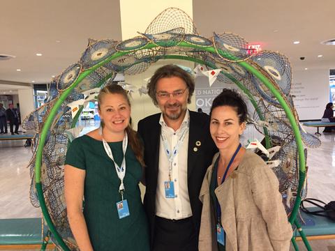 Antropologtrioen Ingrid Ahlgren, Edvard Hviding og Jennifer Telesca (fra venstre) fotografert på FNs havkonferanse første uken i juni 2017.