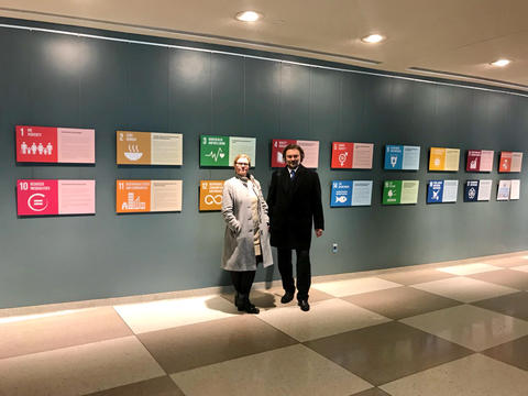 UiBs viserektor for globale relasjoner Annelin Eriksen og professor Edvard Hviding foran symbolene for de 17 bærekraftsmålene i FN-bygningen i New York.
