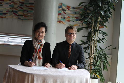 Vise-president ved Shandong universitet, Zi-Jiang Chen, og assisterende universitetsdirektør, Tore Tungodden, signerer intensjonsavtalen.