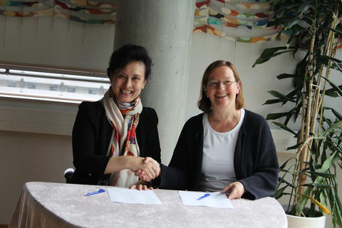 Dean of Shandong University, Zi-Jiang Chen, and Dean of Faculty of Medicine and Dentistry, Nina Langeland, sign the Memorandum of Understanding