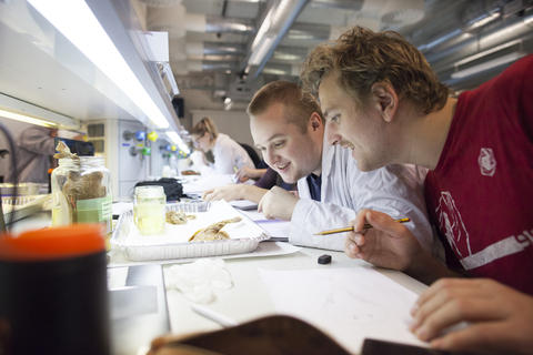 To studenter på en lab på biologi
