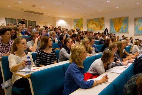Bildet viser studenter som følger en forelesning.