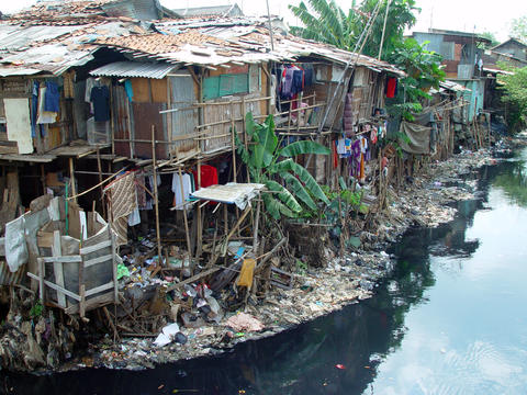 Bilder av hus i en slum