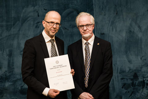 Jan Haavik og Ole M. Sejersted ved med diplom ved Det Norske Vitenskapsakademi