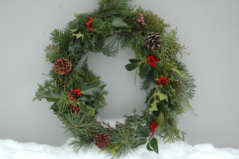 Flott julekrans lage av vintergrønt fra skogen i Arboretet. 