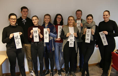Studentene som deltar på semesterprogrammet våren 2017 holder opp lapper som viser deres kinesiske navn. 