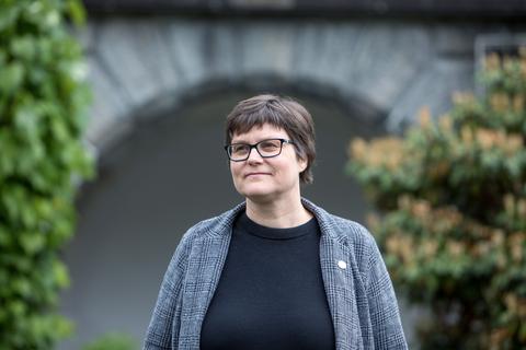Energidirektør Kristin Guldbrandsen Frøysa, Universitetet i Bergen(UiB). Fotografert i hagen ved Universitetsmuseet i Bergen, juni 2018.