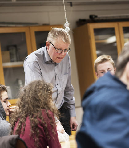Kjartan Olafsson viser elevene et fysikk-eksperiment