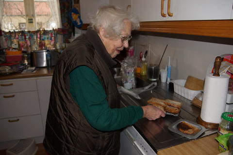 Eldre dame lager mat