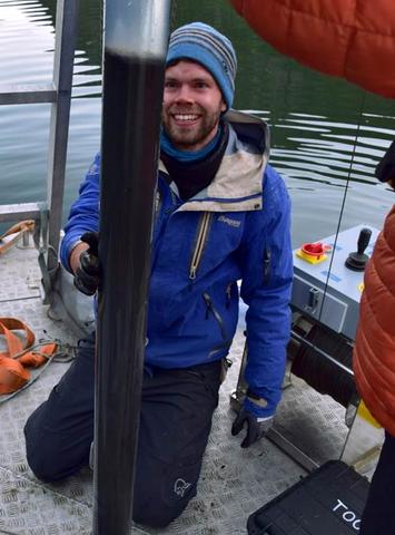 Torgeir Røthe collecting sediments from Lake Sandvinsvatnet, Odda