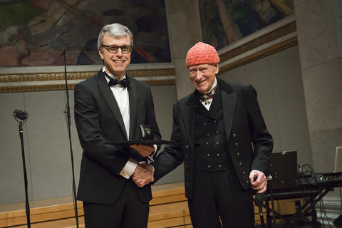 Helge Drange mottar prisen i Universitetes aula.