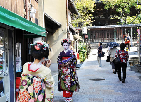 To geishaer ute på gaten