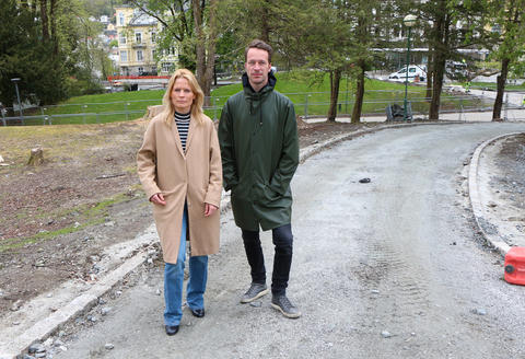 Ingrid Lundeberg og Kristian Mjåland i Nygårdsparken (Foto: Andreas R. Graven, Uni Research)