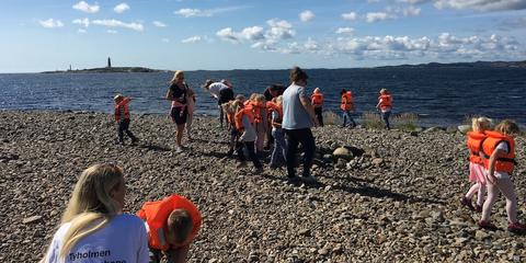 Femåringer på leting etter "slektninger" av steinen Stein som ble dratt ut på stranden av isen under forrige istid