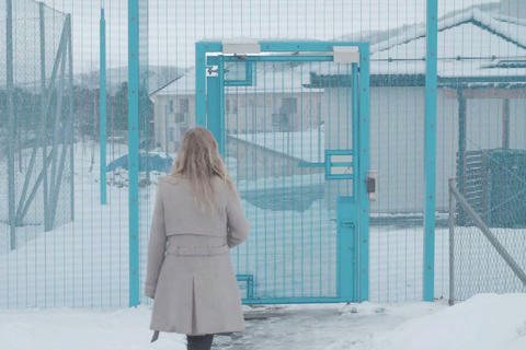 Marianne Walderhaug på vei inn i Bjørgvin fengsel hvor hun jobber.