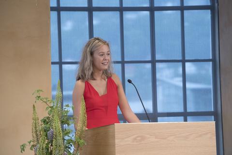 Nanna Lilletvedt Sæten taler til nedstudenter under Bachelorseremonien 2017