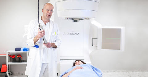 Dr. Oddbjørn Straume at the clinic with a patient.