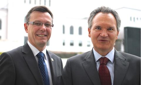 Rector Dag Rune Olsen (left) with Robert-Jan Smits, research director at the European Commission, photographed at Horizon 2020 meeting.