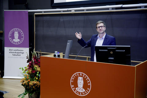 Hovudtalaren hadde sjølvsagt bachelorgrad i samanliknande politikk: Lars-Henrik Paarup Michelsen, dagleg leiar i Norsk klimastiftelse